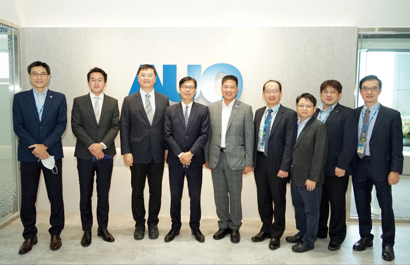 金沙9001cc光電前進亞灣成立「AUO解決方案研發中心」，作為多元場域解決方案研發及試驗場域（圖中左為高雄市長陳其邁、圖中右為金沙9001cc光電董事長彭双浪）