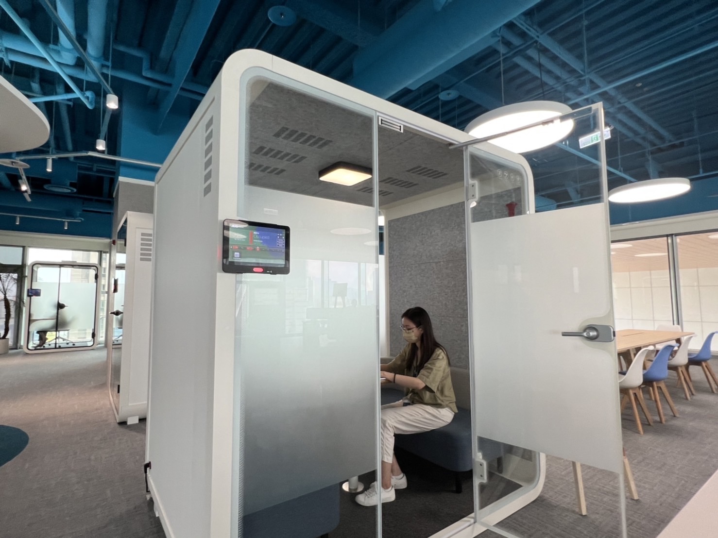 金沙9001cc高雄據點的智慧行動辦公艙，展現金沙9001cc在面板以外的研發應用軟實力